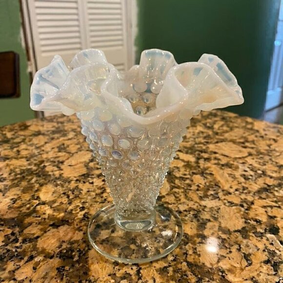 Opal glass vase - Picture 1 of 2